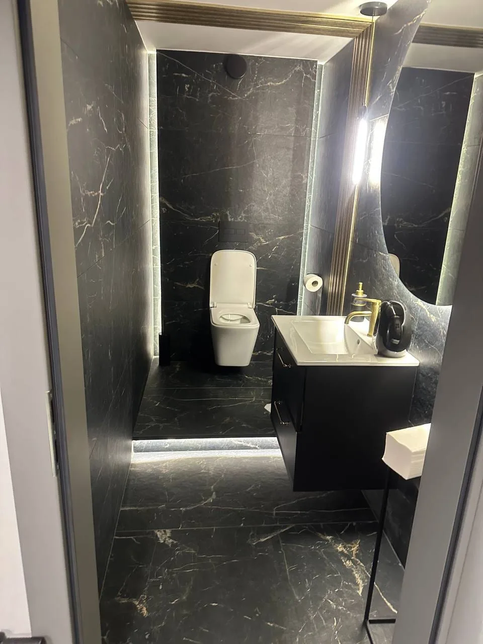 Łazienka wykończona w czarnym marmurze — DobryHydraulik Katowice