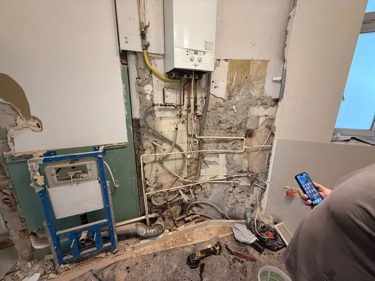 Łazienka w remoncie z widocznym kotłem — DobryHydraulik Katowice