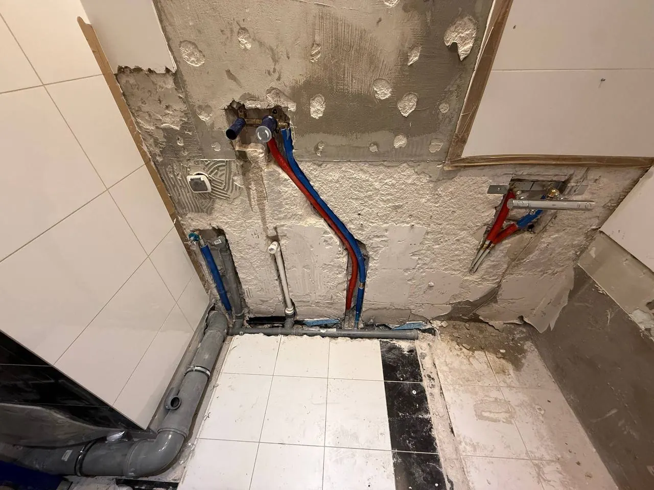 Nowe rury wodne po skuciu narożnika — DobryHydraulik Katowice
