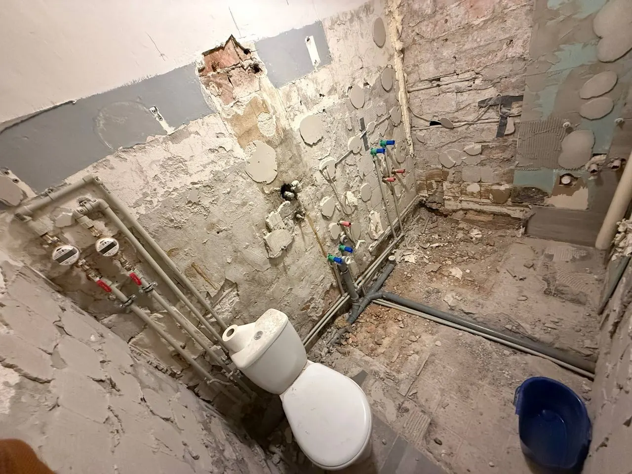 Skuta łazienka z odsłoniętą instalacją — DobryHydraulik Katowice