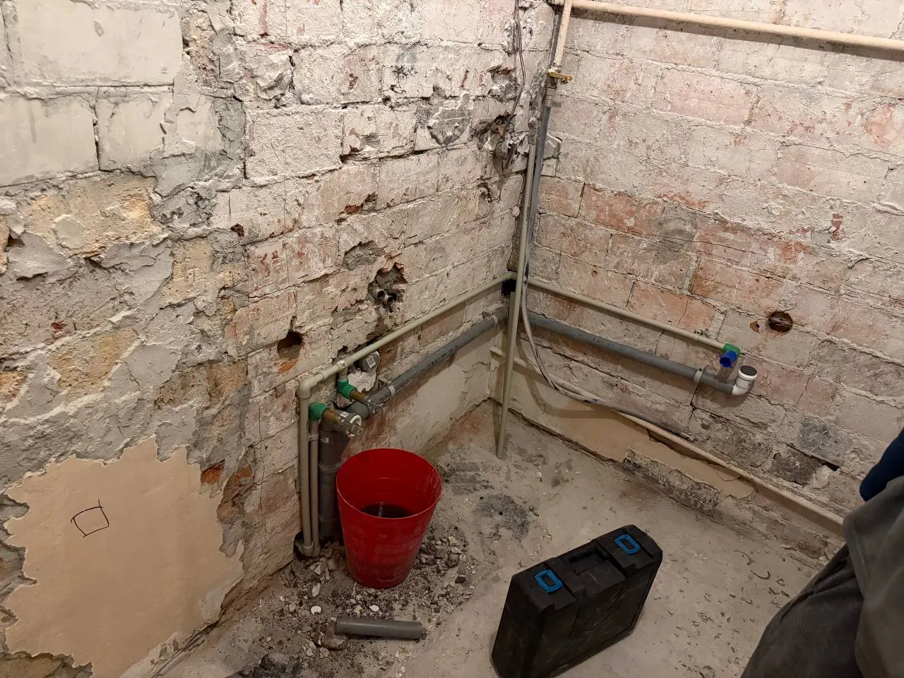 Surowa łazienka z rurami kanalizacyjnymi — DobryHydraulik Katowice
