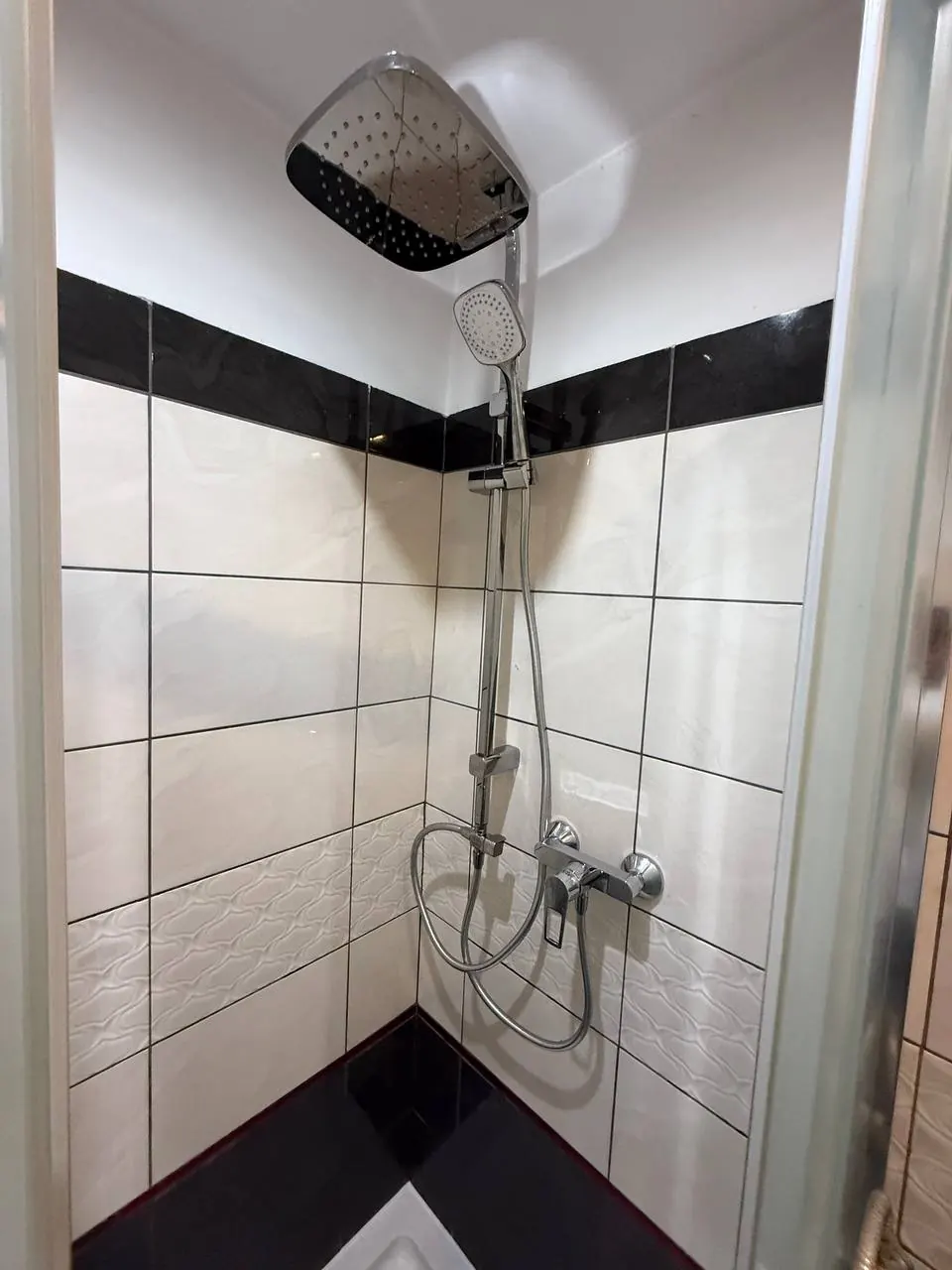 Panel prysznicowy w kabinie z płytkami — DobryHydraulik Katowice