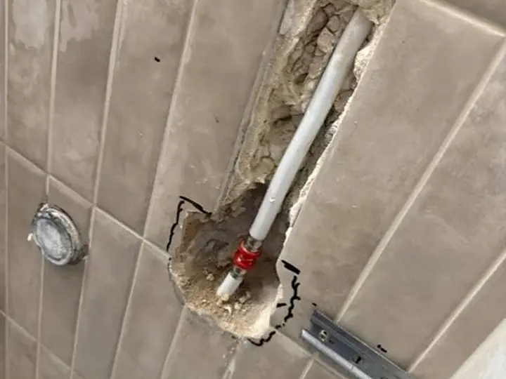 Pion kanalizacyjny odsłonięty w ścianie — DobryHydraulik Katowice