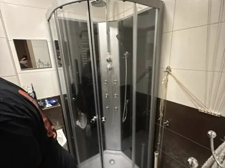 Bateria prysznicowa w kabinie narożnej — DobryHydraulik Katowice