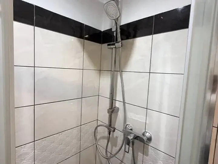 Kolumna prysznicowa w obłożonym kącie — DobryHydraulik Katowice