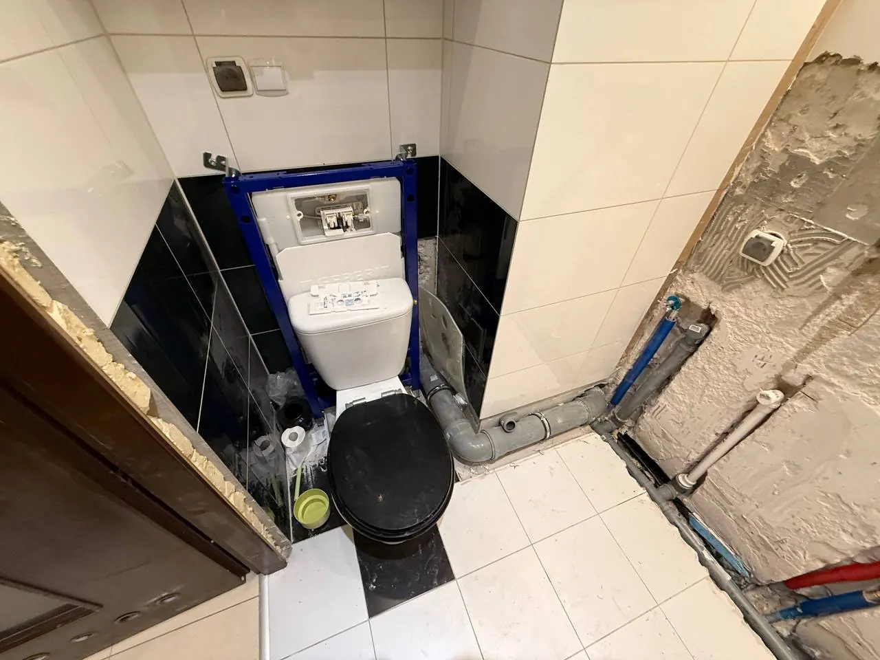 Kompakt WC z podejściami przy czarnych płytkach — DobryHydraulik Katowice
