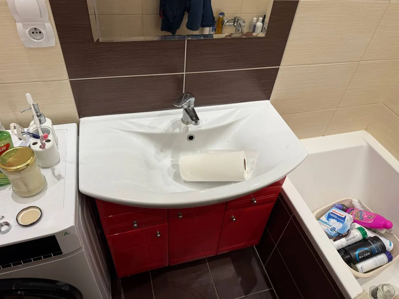 Umywalka z czerwoną szafką w łazience — DobryHydraulik Katowice