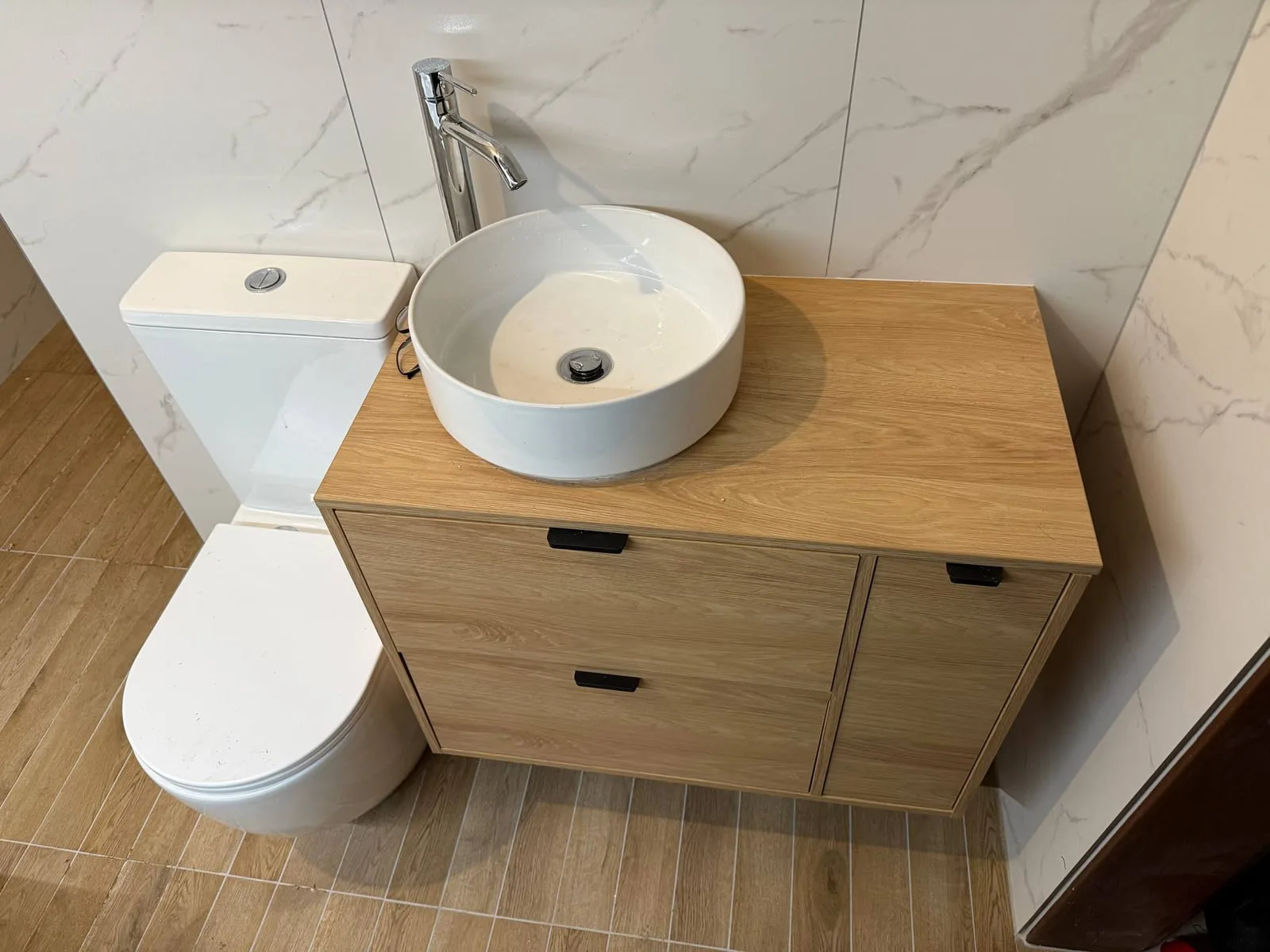 Umywalka nablatowa na szafce z WC — DobryHydraulik Katowice