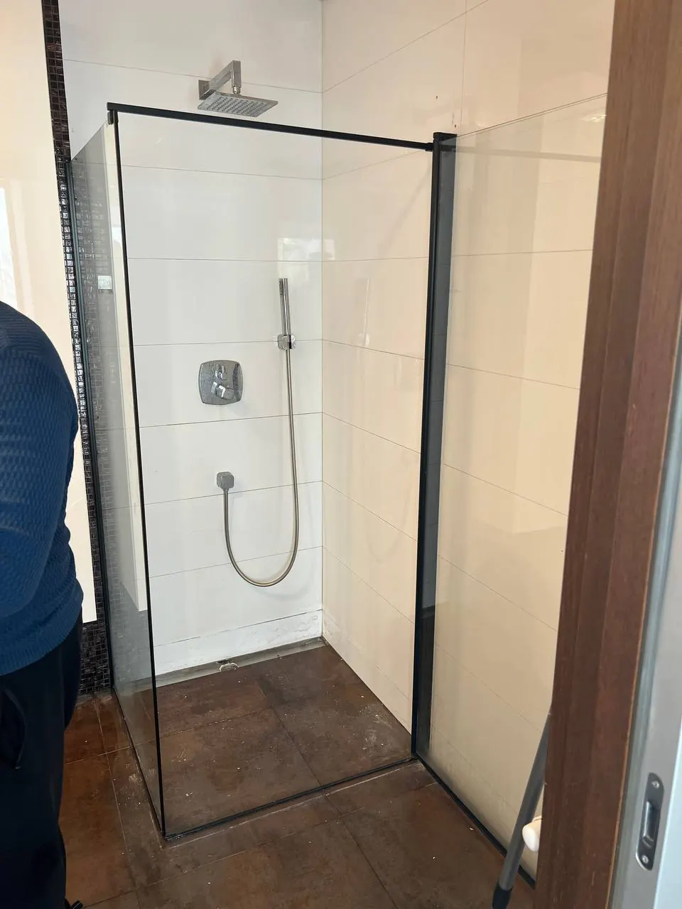 Kabina walk-in w czarnej ramie — DobryHydraulik Katowice