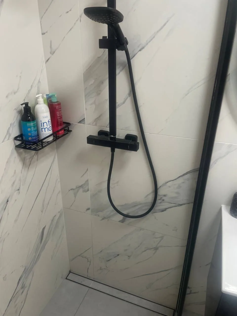 Walk-in z czarną kolumną i odpływem liniowym — DobryHydraulik Katowice