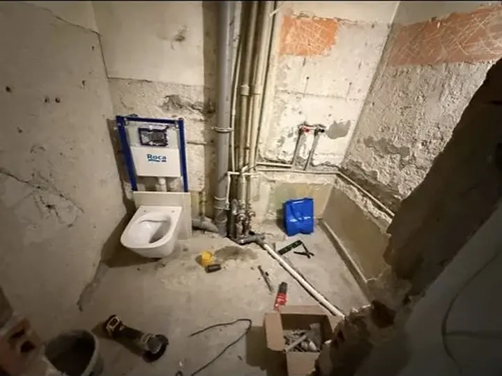 Stelaż i miska WC po rozkuciu ściany — DobryHydraulik Katowice