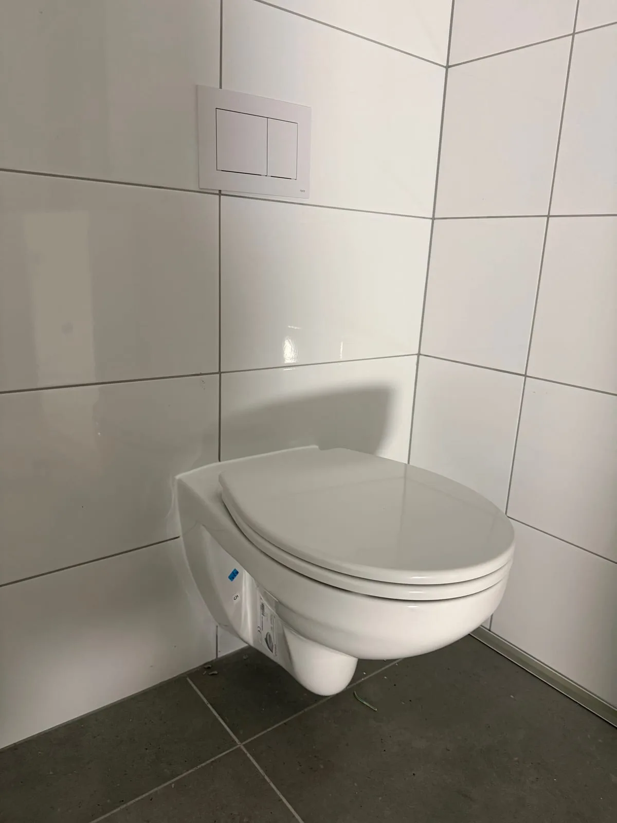 WC podwieszane w białej łazience — DobryHydraulik Katowice