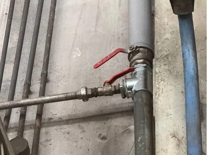 Główny zawór odcinający z czerwoną rączką — DobryHydraulik Katowice